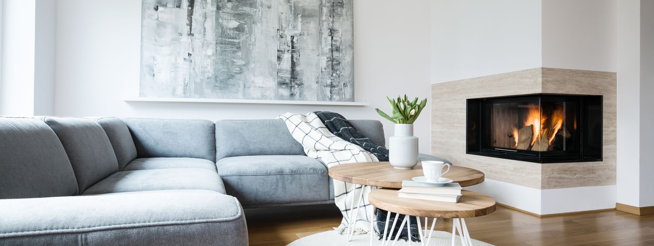 Moderner Kamin in einem hellen, modernen Wohnzimmer